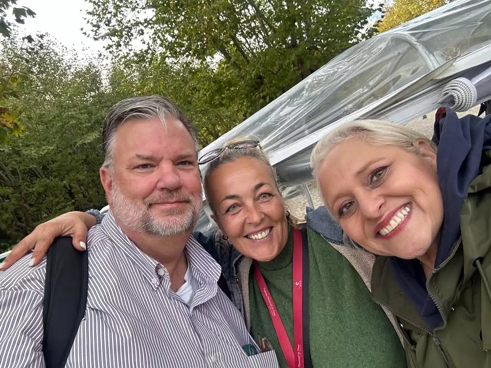 Happy tourists with Catarina Rolo, local tour guide in Sintra, Portugal – private electric tuk-tuk tour with Yes, You Deserve.