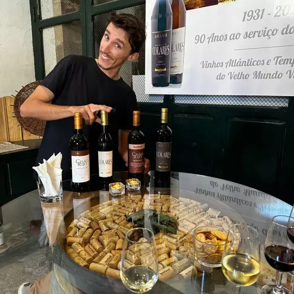 daniel ponce giving a wine tasting